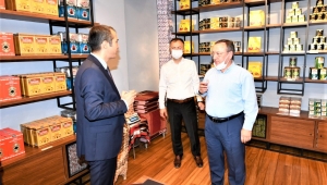 ÇAYKUR ÇAYI SATIN ALAN MİSAFİRLERE, “NE ALIRSINIZ DEĞİL, HANGİ ÇAYIMIZI ALIRSINIZI” SORUYOR