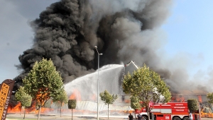 Sakarya'da marketin deposunda büyük yangın!