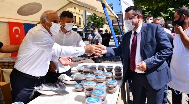 Başkan Zorluoğlu'ndan, hemşehrilerine aşure ikramı
