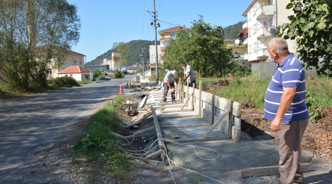 BÖLÜCEK’İN YAYA KALDIRIMI SORUNU ÇÖZÜLÜYOR