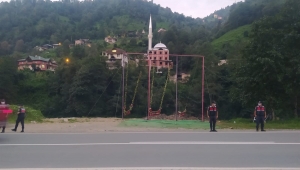 Fırtına Vadisindeki Kaçak ve Ruhsatsız Salıncak Yıkıldı