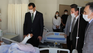 Ali İhsan Yavuz, trafik kazasında yaralanan 2 polisi hastanede ziyaret etti.