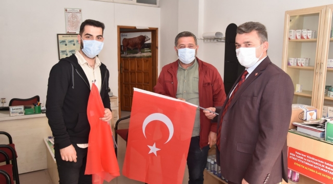 “Başkan Sarı, Esnaf ve Vatandaşlara Türk Bayrağı Dağıttı”