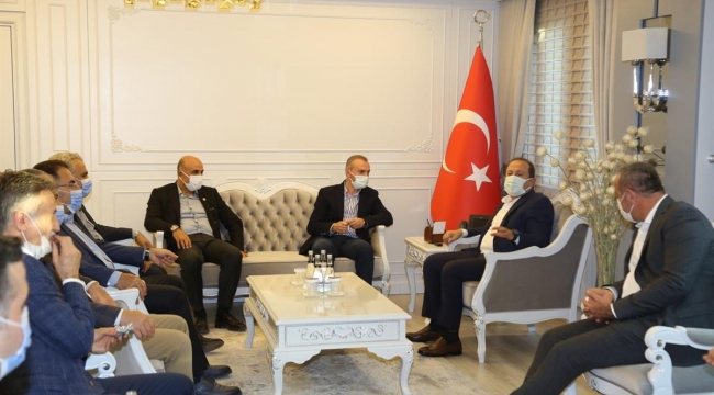 ERKAN KANDEMİR ve BERABERİNDEKİ HEYET, VALİ ALİ HAMZA PEHLİVAN’I ZİYARET ETTİ
