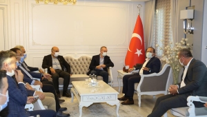 ERKAN KANDEMİR ve BERABERİNDEKİ HEYET, VALİ ALİ HAMZA PEHLİVAN’I ZİYARET ETTİ