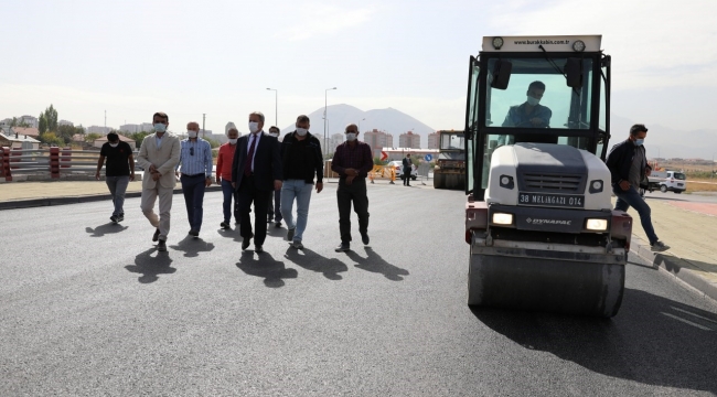 Melikgazi'de yollar hem yenileniyor,hem ağaçlandırılıyor