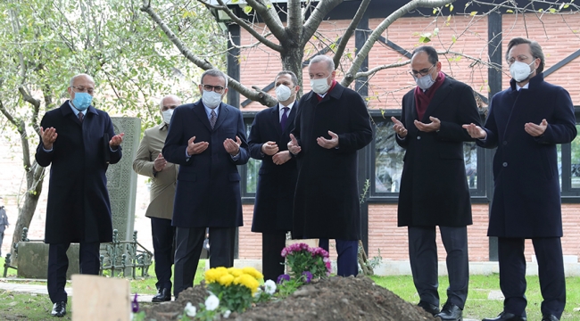 Cumhurbaşkanı Erdoğan, yazar Şule Yüksel Şenler ve gazeteci-yazar Ahmet Kekeç'in mezarlarını ziyaret etti