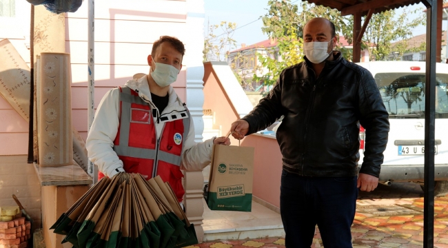 Maske ve dezenfektan dağıtımı Akyazı’da devam ediyor