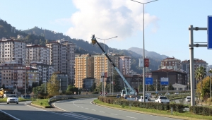 Rize sahil geçişinde aydınlatmalar yenileniyor