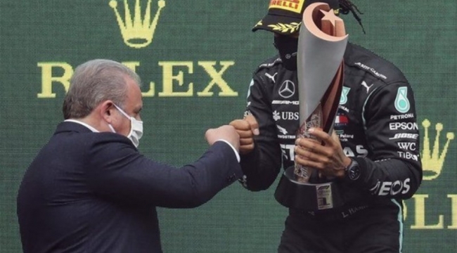 ŞENTOP, F1 TÜRKİYE GRAND PRİX'SİNDE İLK 3'E GİREN PİLOTLARA KUPALARINI VERDİ