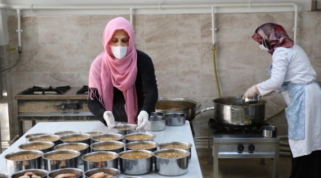 Seralarda Yetişiyor Aşevinde Pişiriliyor
