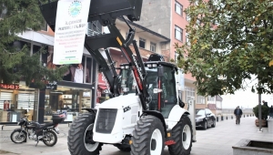 ARDEŞEN BELEDİYESİNE İŞ MAKİNESİ HİBE EDİLDİ