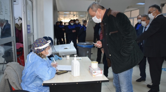 Belediye personeline Covid-19 testi yapılıyor