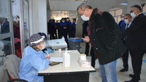 Belediye personeline Covid-19 testi yapılıyor