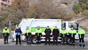 Çevre ve Şehircilik Bakanlığı Yusufeli Belediyesi’ne çöp kamyonu hibe etti