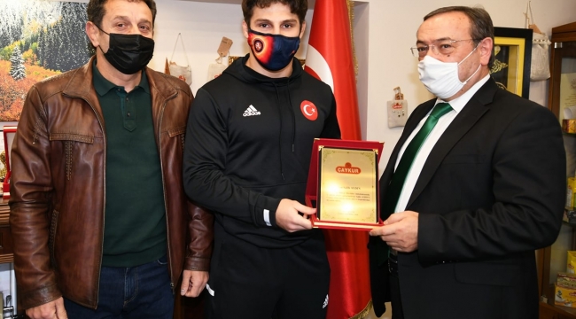 Ziya Alim, dünya şampiyonu güreşçiyi tebrik etti