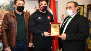 Ziya Alim, dünya şampiyonu güreşçiyi tebrik etti