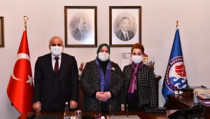 Bakan Selçuk, Büyükşehir Belediyesini ziyaret etti