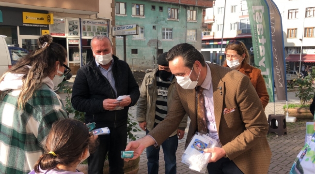 Başkan Yanmaz maske dezenfektan dağıttı