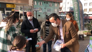 Başkan Yanmaz maske dezenfektan dağıttı