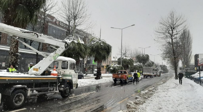 Büyükşehir karla mücadeleyi sürdürüyor
