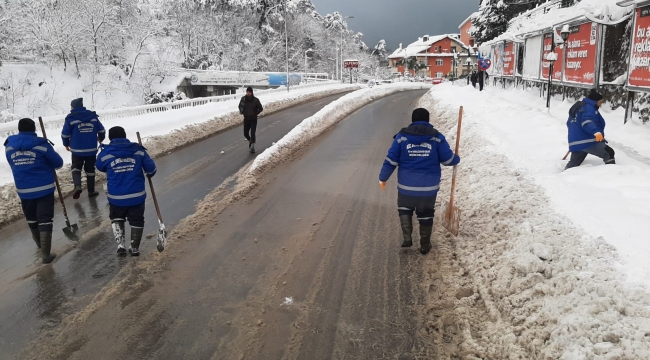 Kar temizleme çalışmalarını sürdürüyor