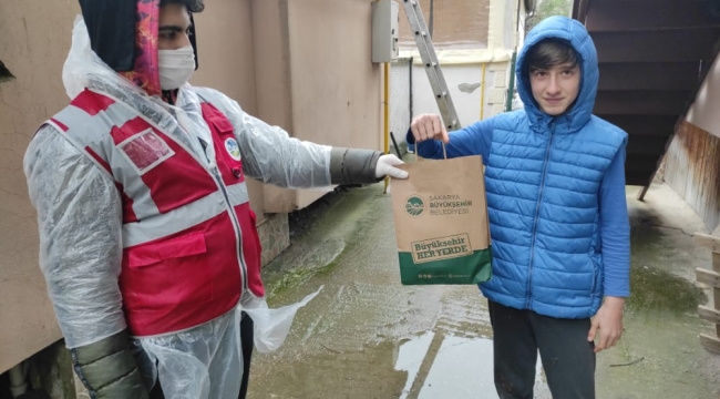 Maske ve dezenfektan dağıtımı Serdivan’da devam ediyor