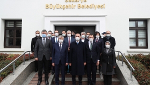 Bakan Abdülhamit Gül Büyükşehir Belediyesini ziyaret etti