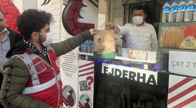 Cadde esnafına Büyükşehir’den ücretsiz maske ve dezenfektan