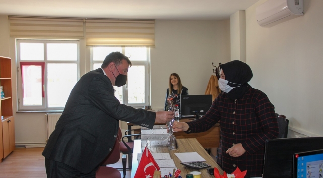 Başkan Gündoğdu, kadınlara çiçek dağıttı