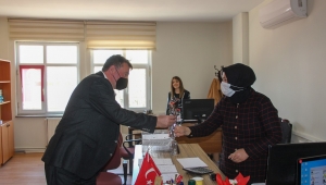 Başkan Gündoğdu, kadınlara çiçek dağıttı