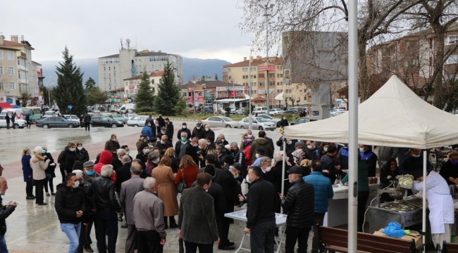 Safranbolu Belediyesi Çanakkale Şehitleri için lokma dağıttı