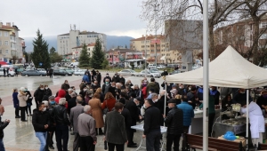 Safranbolu Belediyesi Çanakkale Şehitleri için lokma dağıttı