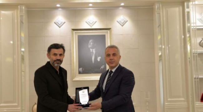 Başkan Babaoğlu'ndan, Martin'e plaket