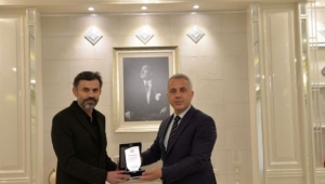 Başkan Babaoğlu'ndan, Martin'e plaket