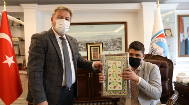 BAŞKAN PALANCIOĞLU, MAKAMINI OTİZMLİ EREN'E BIRAKTI