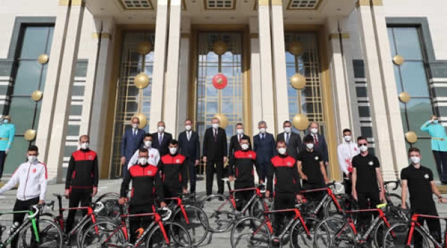 Cumhurbaşkanı Erdoğan, Cumhurbaşkanlığı Bisiklet Turu Ankara Kafilesi'ni kabul etti