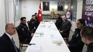 Cumhurbaşkanı Erdoğan, orucunu Üsküdar Çengelköy Polis Merkezi'ndeki polislerle birlikte açtı
