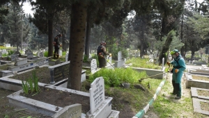 Mezarlıklar Bayrama Hazırlanıyor