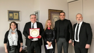 RİZELİ ÜNLÜ HUKUKÇU KARAAHMETOĞLU’NA TÜMBİFED’DEN ÜSTÜN BAŞARI ÖDÜLÜ