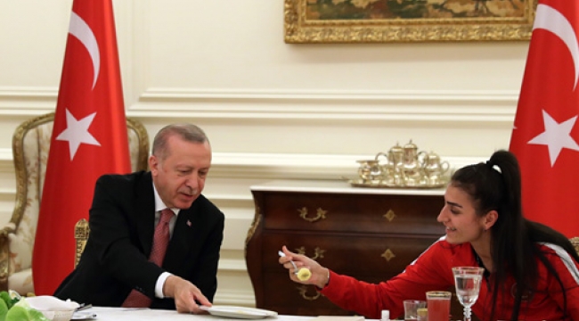 Cumhurbaşkanı Erdoğan millî sporcularla, iftar yemeğinde bir araya geldi