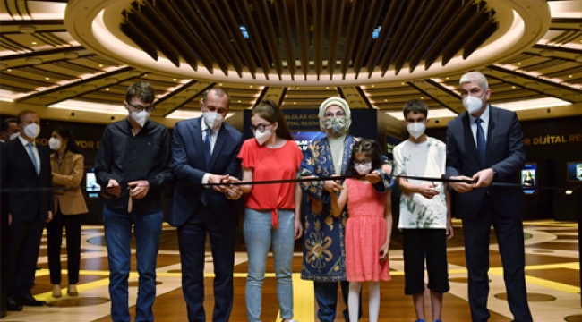 Emine Erdoğan, görme engellilere yönelik “Tablolar Konuşuyor Dijital Resim Sergisi”nin açılışını yaptı
