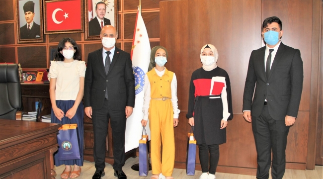 GÖKDUMAN; BAŞARILI ÖĞRENCİLERE ÖDÜLLERİNİ TAKDİM ETTİ