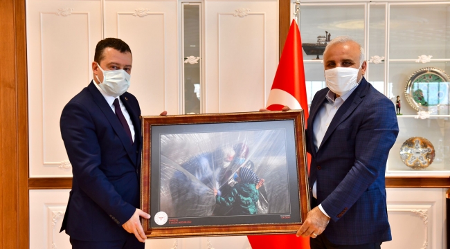 İl Sağlık Müdürü Usta'dan, Zorluoğlu’na anlamlı hediye