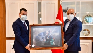 İl Sağlık Müdürü Usta'dan, Zorluoğlu’na anlamlı hediye