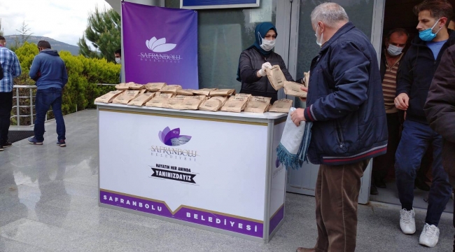Cuma Namazı Sonrası Simit İkramı Devam Ediyor