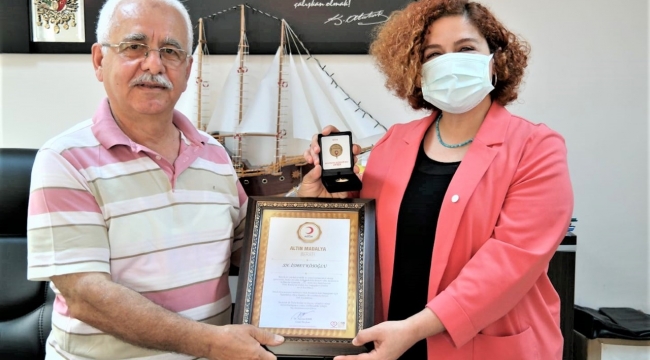 Rizeli gazeteci Köseoğlu,Kızılay'a kan bağışında altın madalya elde etti