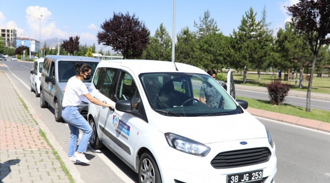 SINAVA GEÇ KALAN ÖĞRENCİLERİN YARDIMINA MELİKGAZİ KOŞTU