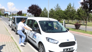   SINAVA GEÇ KALAN ÖĞRENCİLERİN YARDIMINA MELİKGAZİ KOŞTU