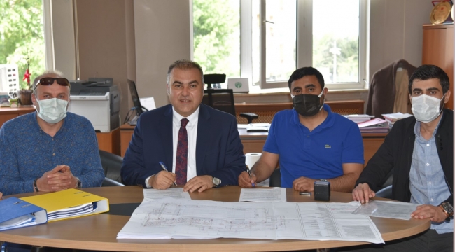 YARI OLİMPİK YÜZME HAVUZU YAPIM İŞİNE AİT SÖZLEŞME İMZALANDI